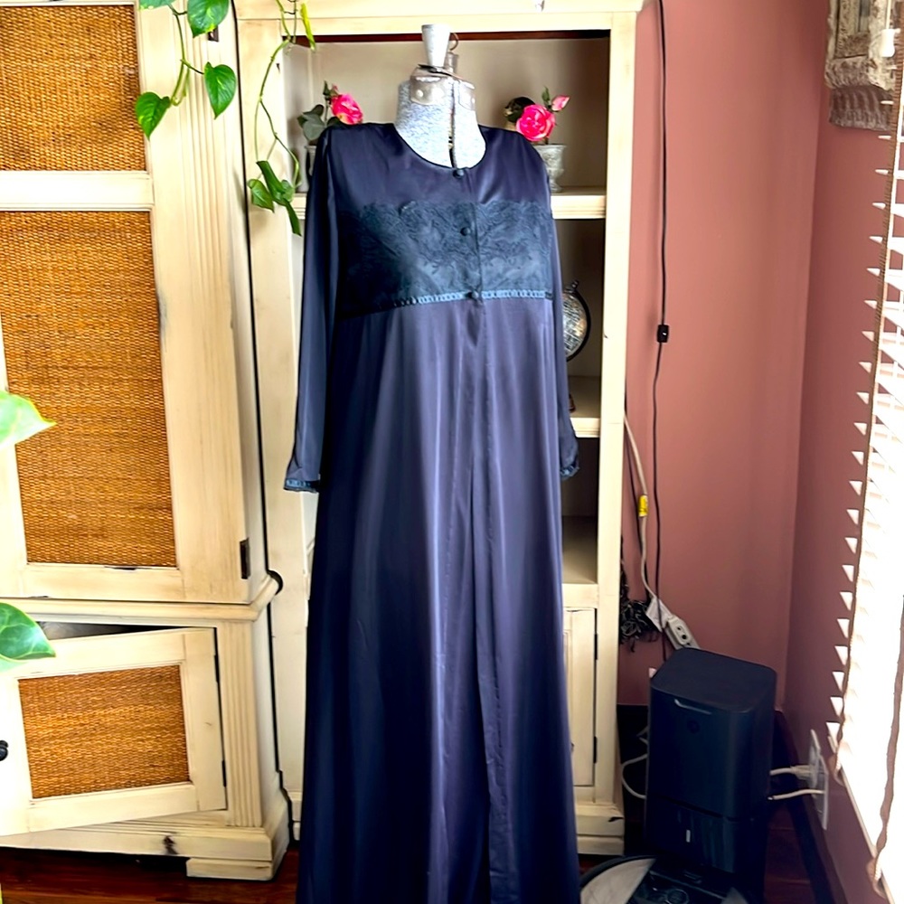 Henson Kickernick Vintage femme fatale, lingerie set with Chamise and robe
